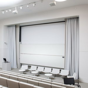 Grand tableau blanc dans un amphithéâtre
