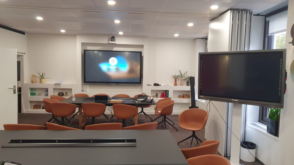 Installation table et chaises et écran numérique Aratice bureau avocat 1