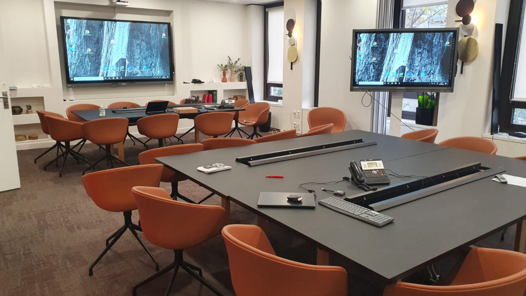 Installation tables et écran Aratice bureau avocat 10