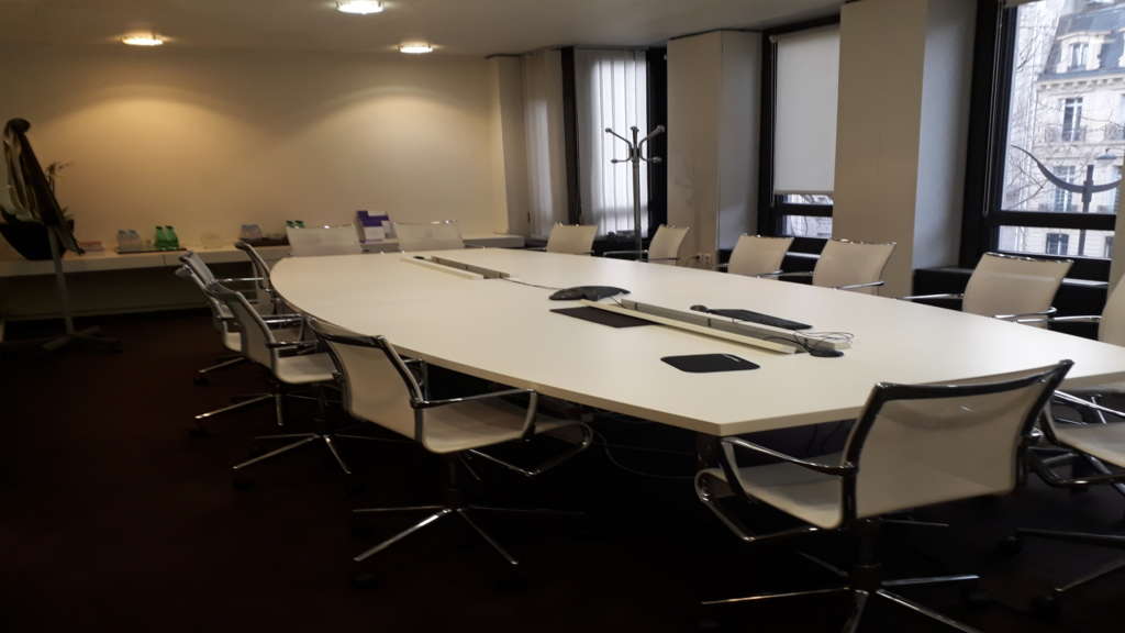Installation table et chaises Aratice bureau avocat 11