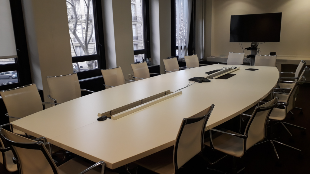 Installation table et chaises et écran numérique Aratice bureau avocat 12