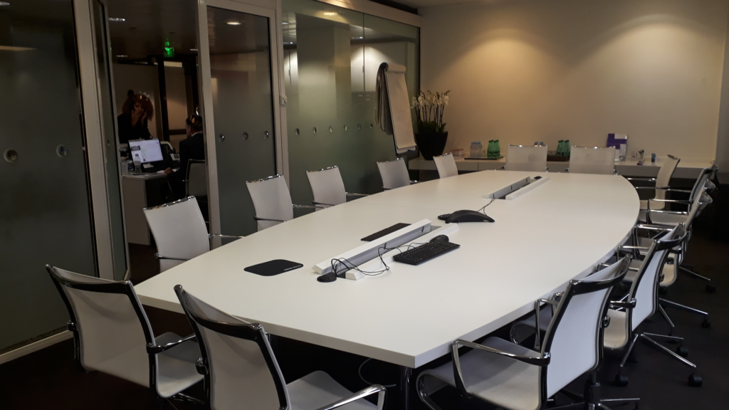 Installation table et chaises Aratice bureau avocat 12