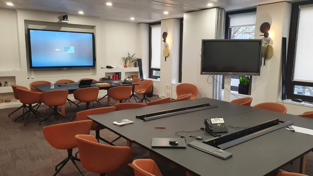 Installation table et chaises et écran numérique Aratice bureau avocat 2