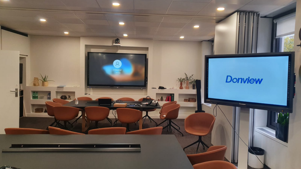 Installation table et chaises et écran numérique Aratice bureau avocat 3