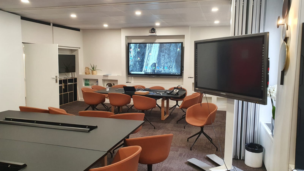 Installation table et chaises et écran numérique Aratice bureau avocat 6