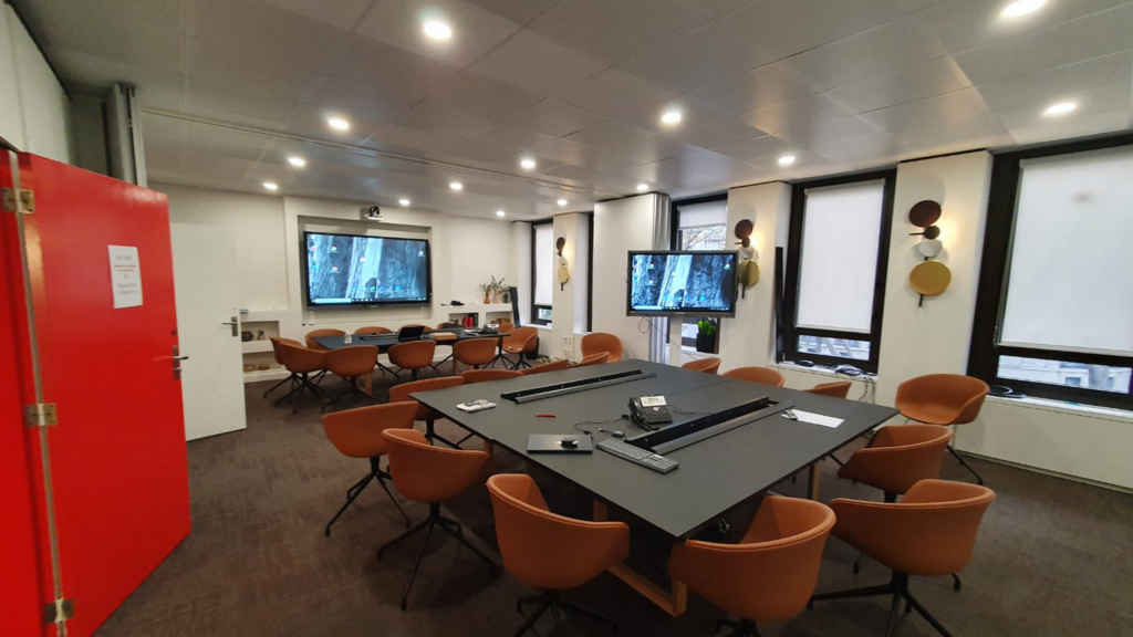 Installation table et chaises et écran numérique Aratice bureau avocat 7