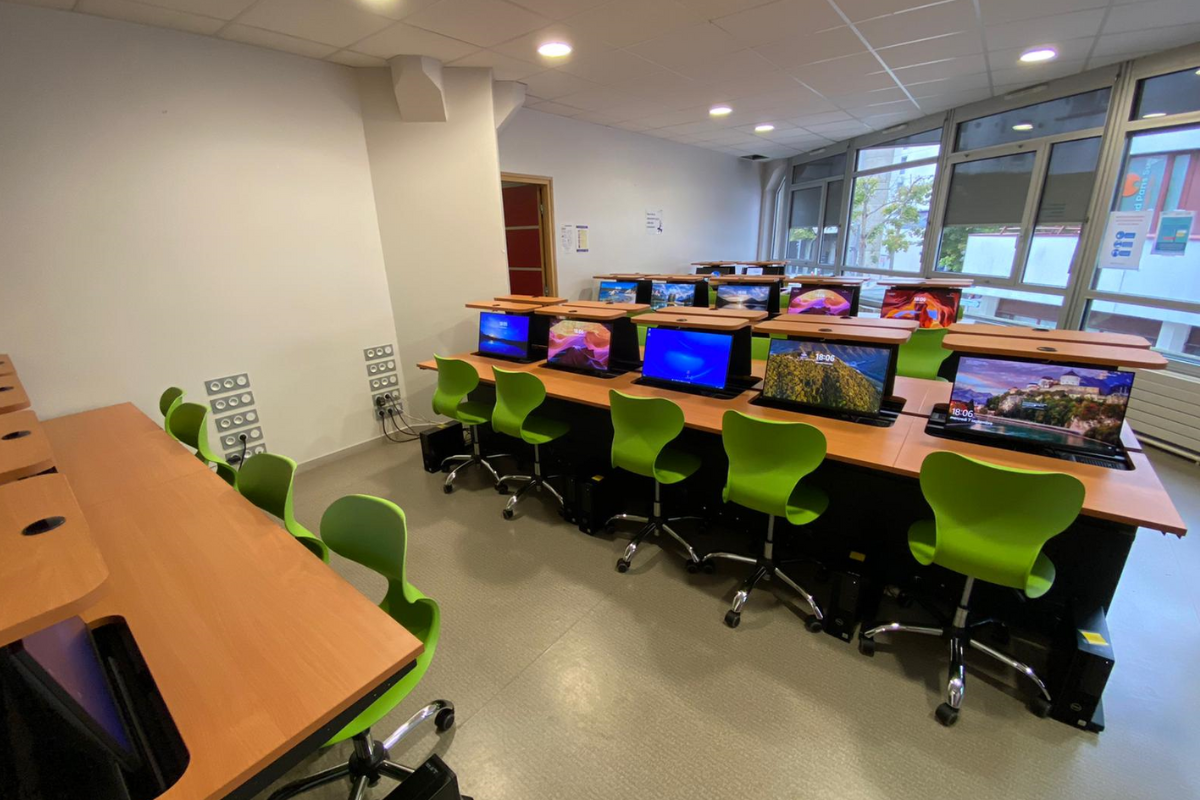 Réalisation d'une salle informatique avec aménagement de l'espace par du mobilier flexibles composés de tables et de chaises mobiles