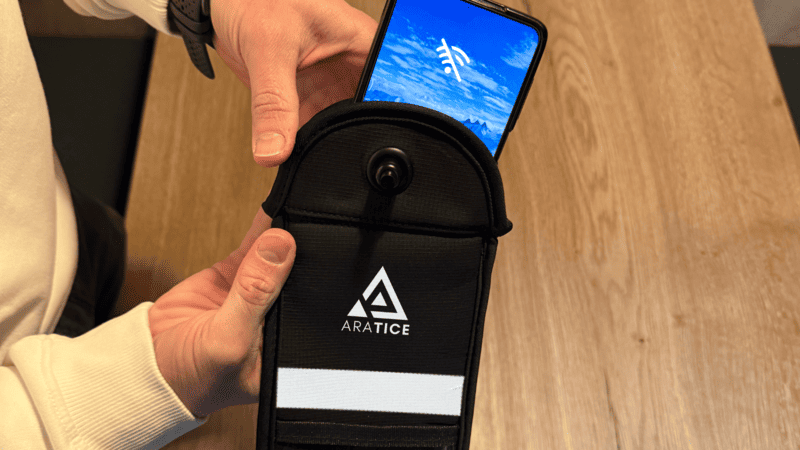 Une solution efficace pour améliorer l'impact du téléphone sur la concentration des élèves : la pochette anti-ondes Araphone Blocker d'Aratice