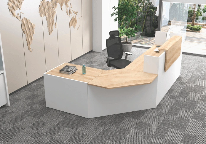 mobilier d’accueil moderne pour collectivités et entreprises avec comptoir en bois clair et fauteuil ergonomique