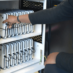 Solution classe mobile avec un chariot sécurisé de stockage et de recharge pour tablettes dans un environnement éducatif ou professionnel.