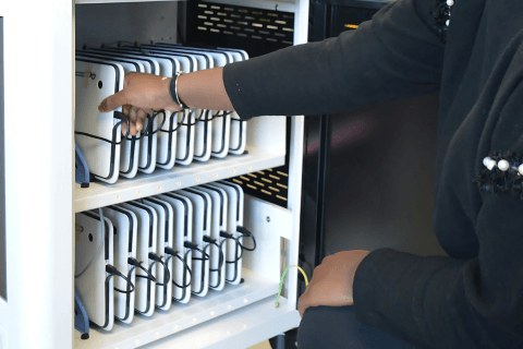 Solution classe mobile avec un chariot sécurisé de stockage et de recharge pour tablettes dans un environnement éducatif ou professionnel.