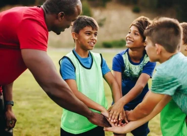 Enfants qui coopèrent en groupe sans écrans