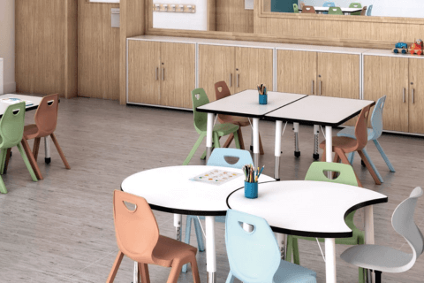 Photo d'une salle de classe équipée de mobilier ergonomique et modulable favorisant l'apprentissage collaboratif.