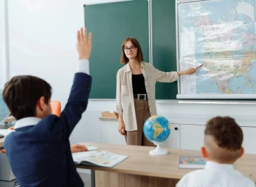 Élève actif et concentré en classe