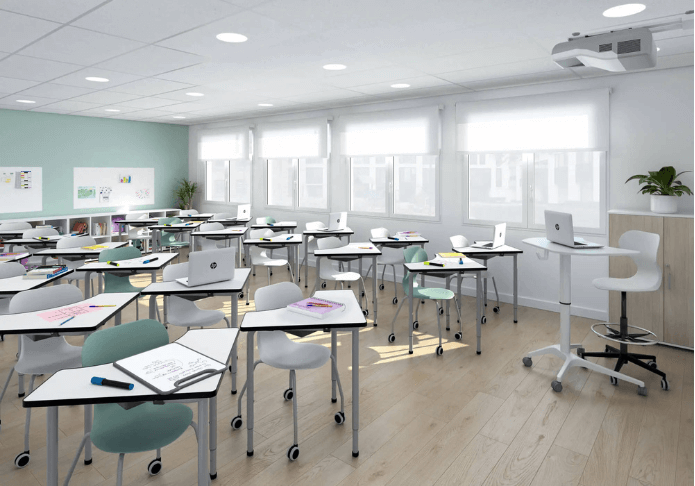 salle de classe équipée de mobilier scolaire ergonomique avec chaises sur roulettes et tables individuelles en configuration flexible
