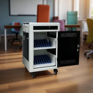 Chariot multimédia rempli de tablettes dans une salle de classe moderne – solutions numériques Aratice.